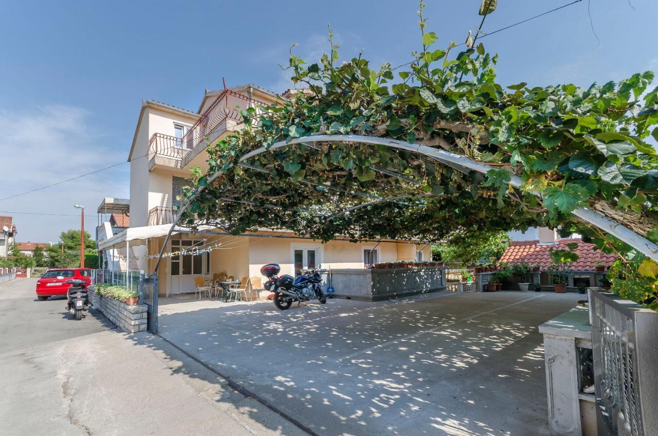 Apartments Mira I Vodice Esterno foto