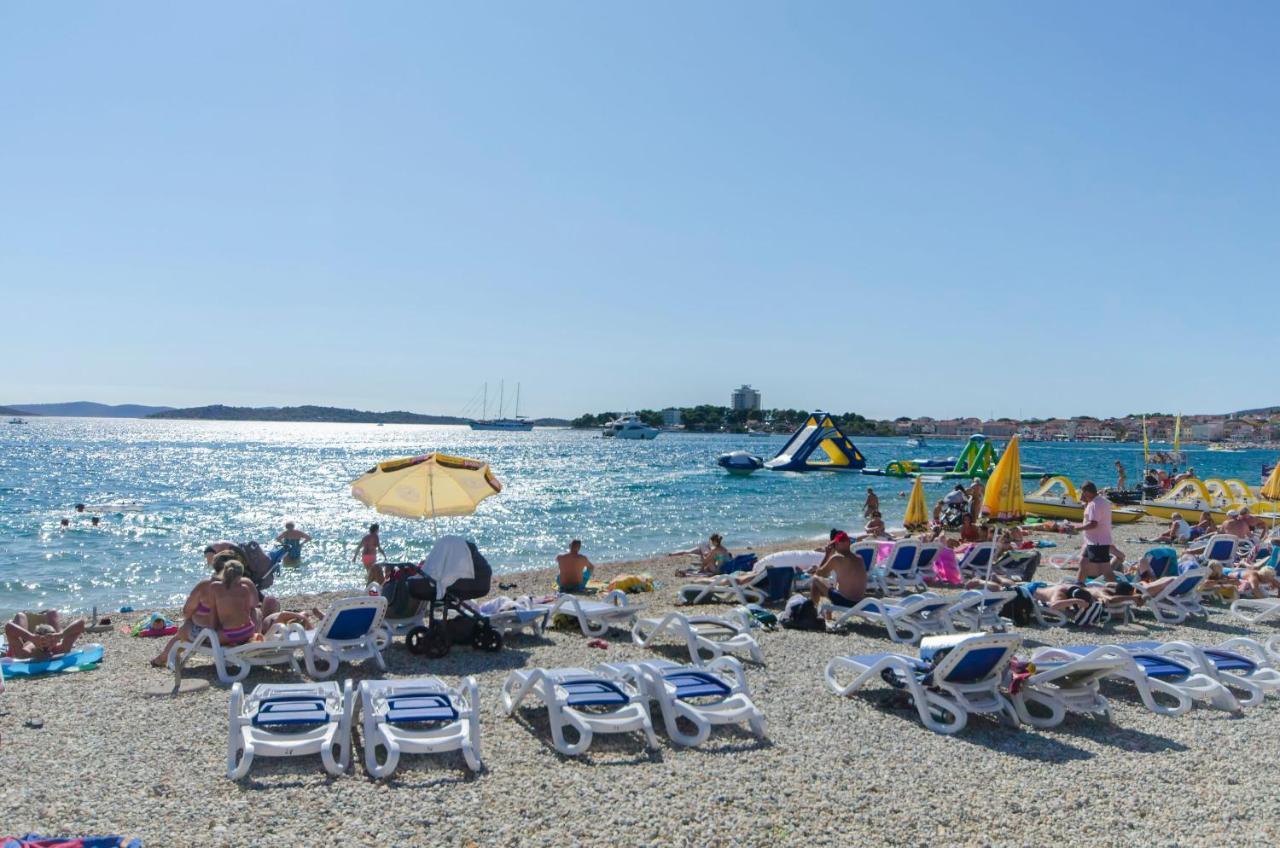 Apartments Mira I Vodice Esterno foto