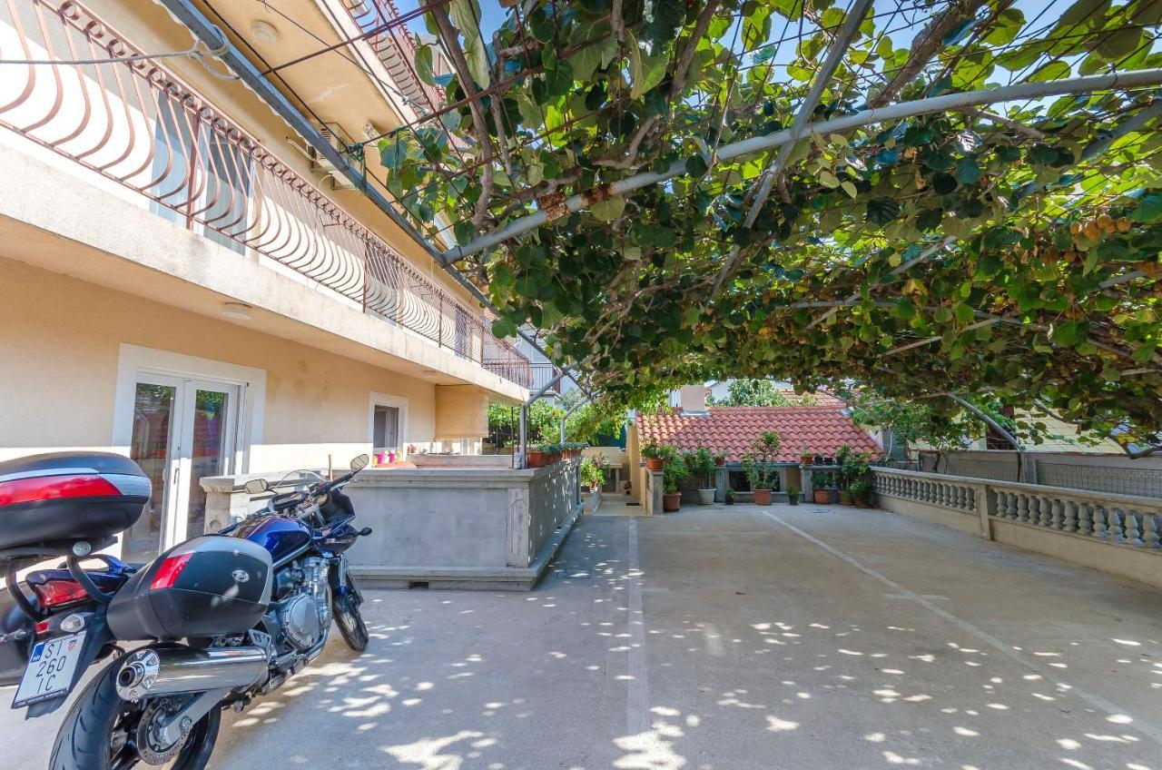Apartments Mira I Vodice Esterno foto