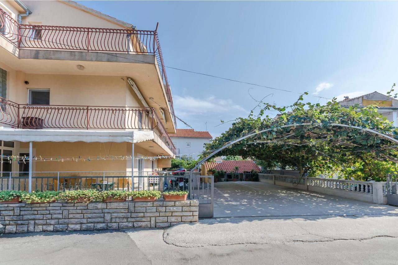 Apartments Mira I Vodice Esterno foto