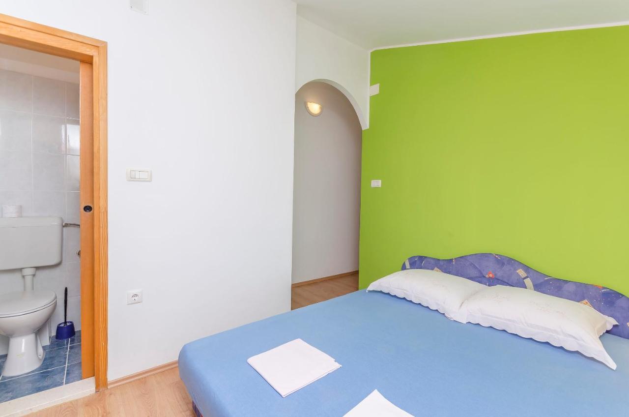 Apartments Mira I Vodice Esterno foto