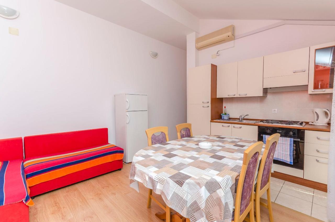 Apartments Mira I Vodice Esterno foto
