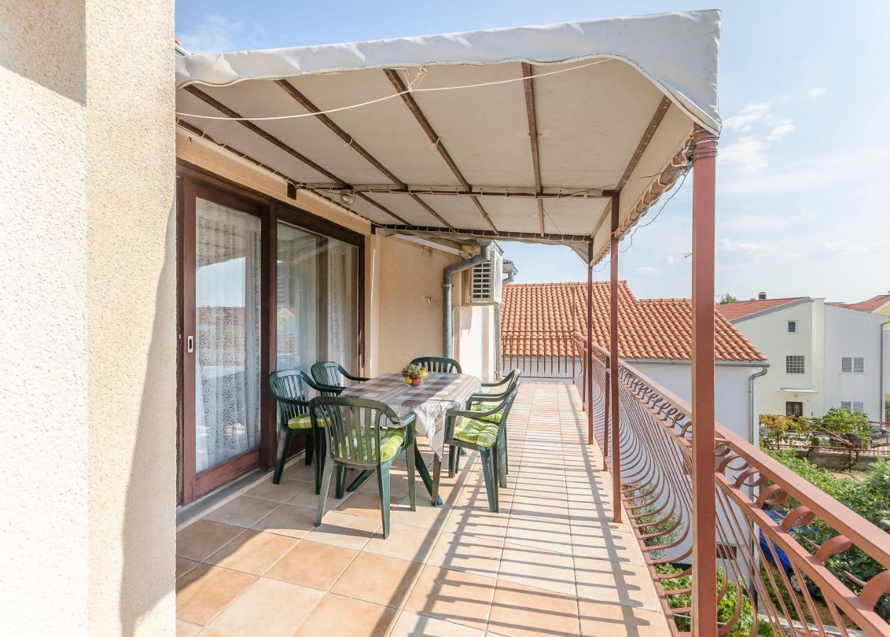 Apartments Mira I Vodice Esterno foto