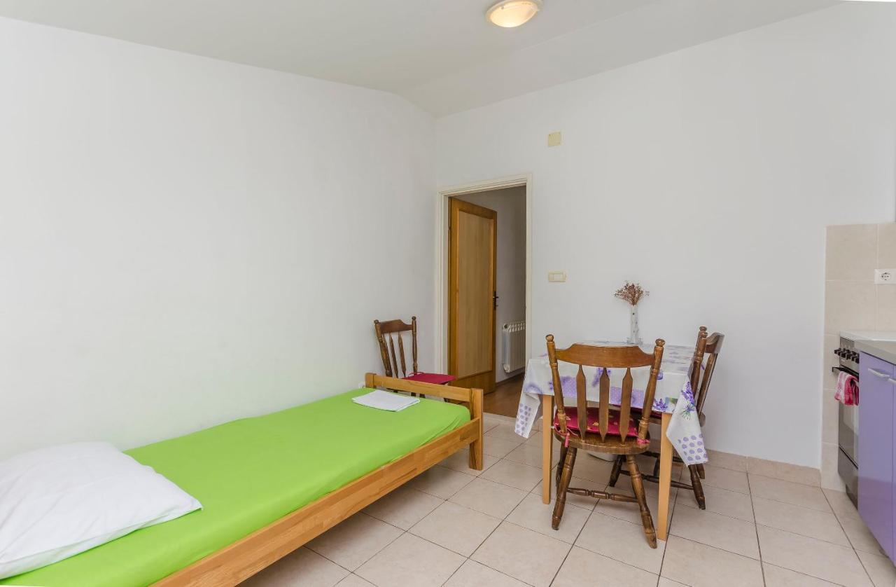 Apartments Mira I Vodice Esterno foto