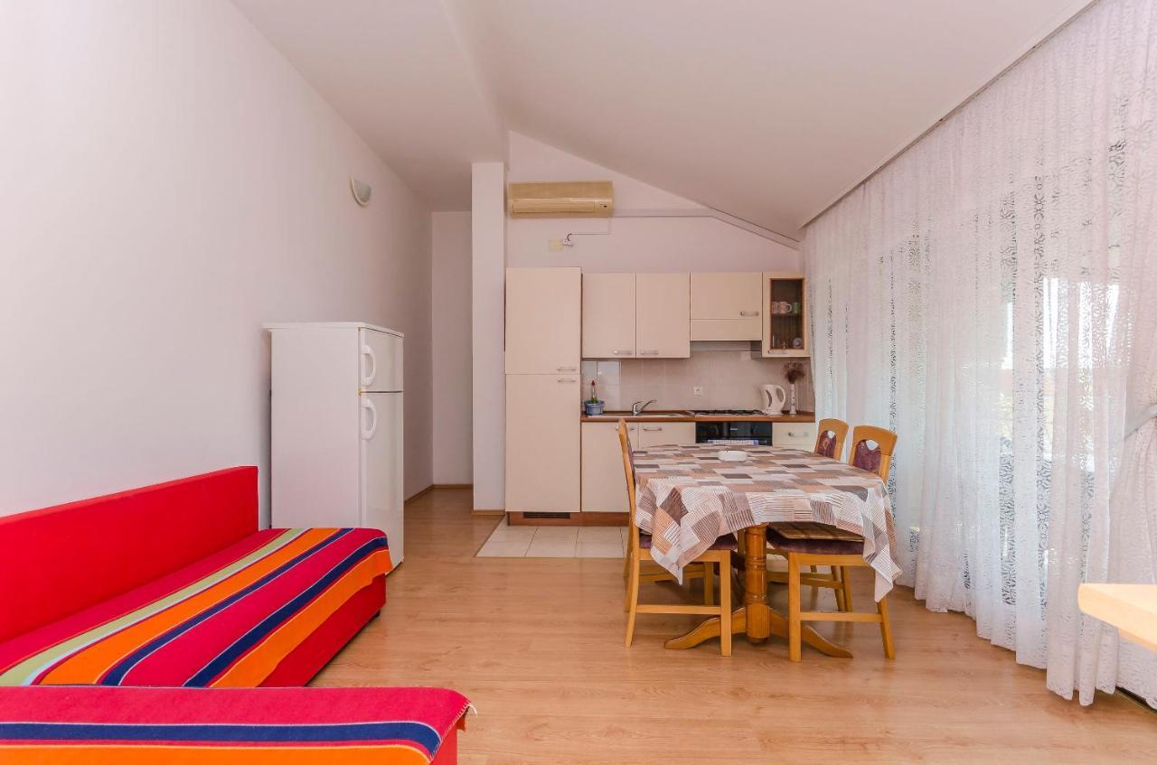 Apartments Mira I Vodice Esterno foto